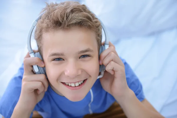 Chico escuchando música, primer plano — Foto de Stock