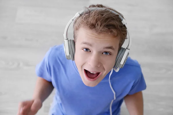 Мальчик слушает музыку, крупным планом — стоковое фото