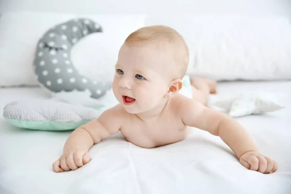 Portret van kleine baby op bed — Stockfoto