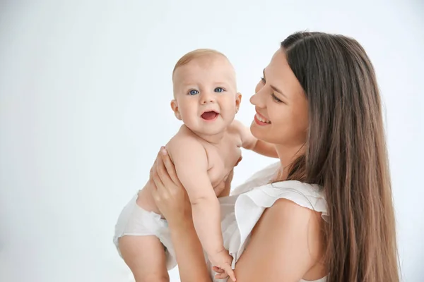 Küçük bebek holding anne — Stok fotoğraf