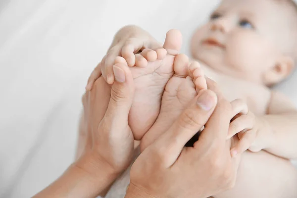 Ibu memegang kaki dari closeup bayinya — Stok Foto