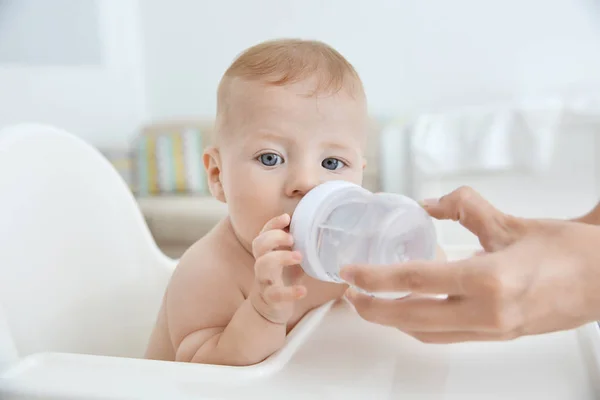 Mother giving to drink water baby from bottle, closeup — Stock Photo, Image