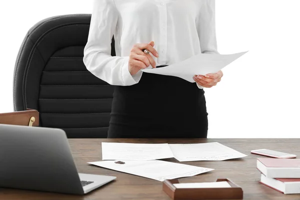 Erfolgreiche Geschäftsfrau, die im Büro mit Dokumenten arbeitet, Nahsicht — Stockfoto
