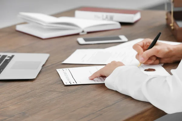 Abogada firmando documentos en la oficina, vista de cerca — Foto de Stock