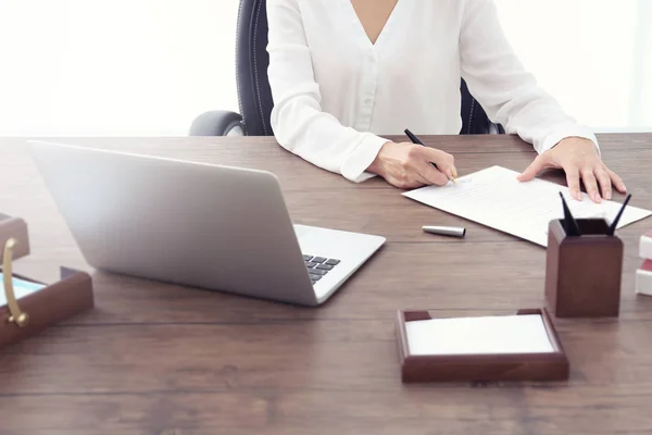 Vrouwelijke advocaat ondertekenen documenten in office — Stockfoto