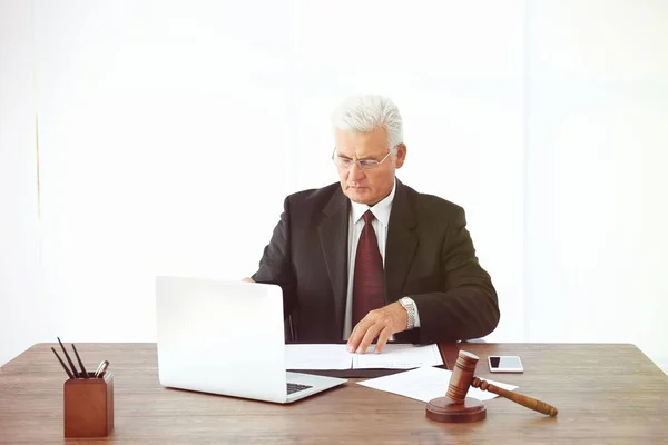 Hakim laki-laki bekerja dengan dokumen di kantor — Stok Foto
