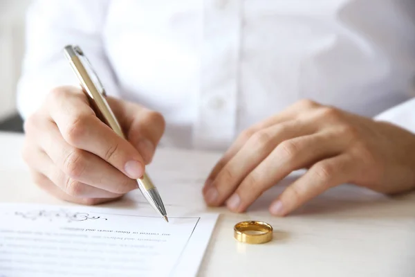 Homem que assina contrato de casamento, close-up — Fotografia de Stock