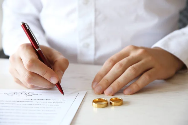 Homem que assina contrato de casamento, close-up — Fotografia de Stock