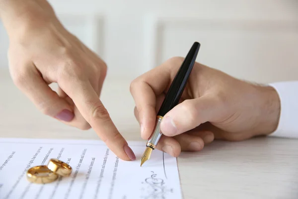 Мужчина подписывает брачный контракт, крупный план — стоковое фото