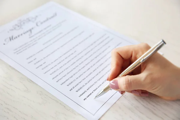 Kvinna underteckna äktenskapsförord, närbild — Stockfoto