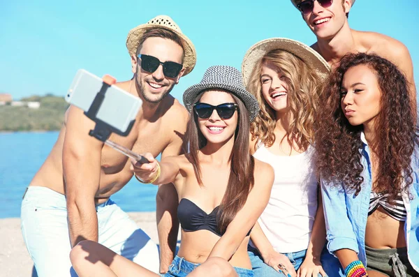 Felice amici prendendo selfie sulla spiaggia — Foto Stock