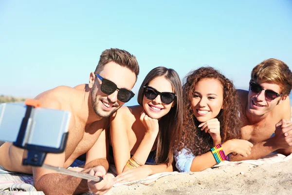 Щасливі друзі беруть селфі на пляжі — стокове фото