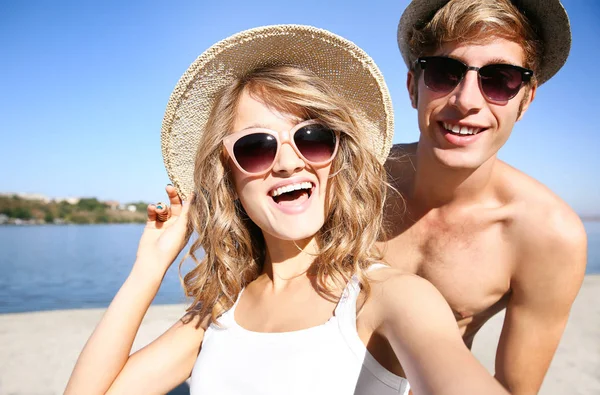 Pareja feliz tomando selfie en la playa —  Fotos de Stock