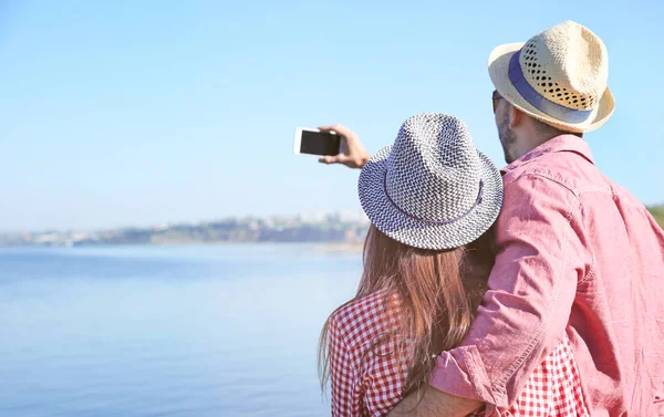 Šťastní přátelé se selfie na pláži — Stock fotografie