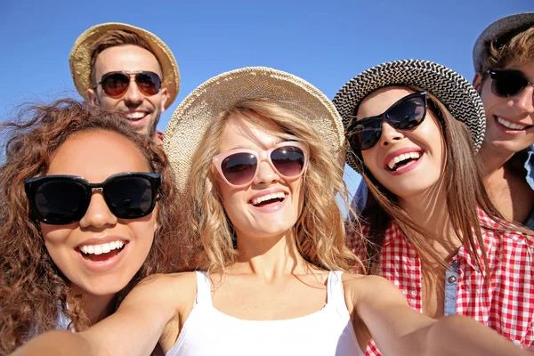 Felice amici prendendo selfie sulla spiaggia — Foto Stock