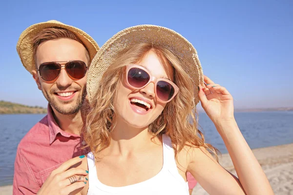 Glückliches Paar macht Selfie am Strand — Stockfoto