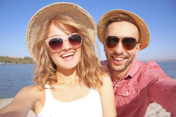 Happy couple prendre selfie sur la plage — Photo