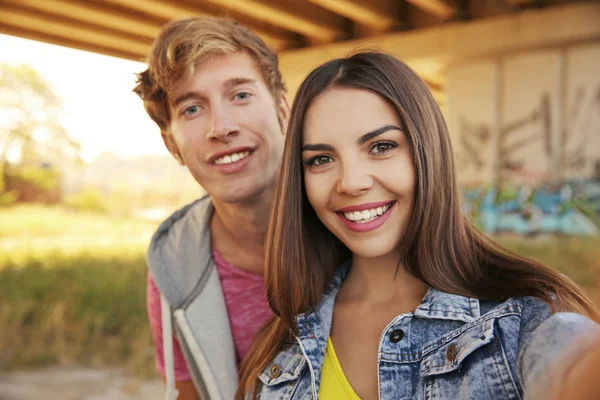 Pareja feliz tomando selfie en la calle — Foto de Stock