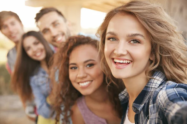 Amis heureux prendre selfie dans la rue — Photo