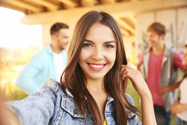 Menina bonita tomando selfie na rua — Fotografia de Stock