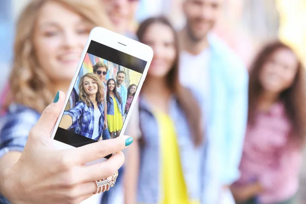 Gelukkige vrienden nemen selfie op straat — Stockfoto