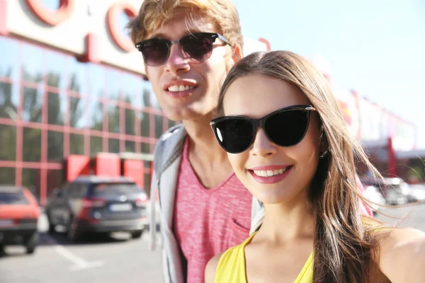 Pareja feliz tomando selfie en la calle — Foto de Stock