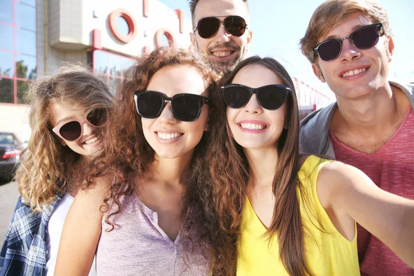 Amigos felices tomando selfie en la calle —  Fotos de Stock