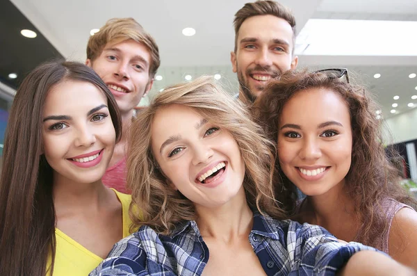 Amigos felices tomando selfie en la cafetería — Foto de Stock