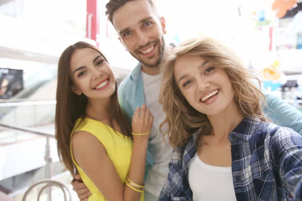 Amigos felizes tomando selfie no café — Fotografia de Stock