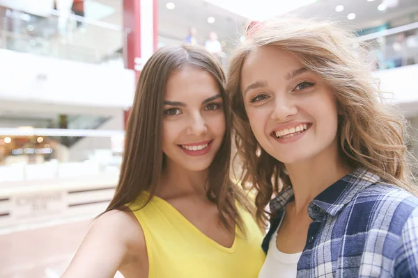 Happy vrienden nemen selfie in café — Stockfoto