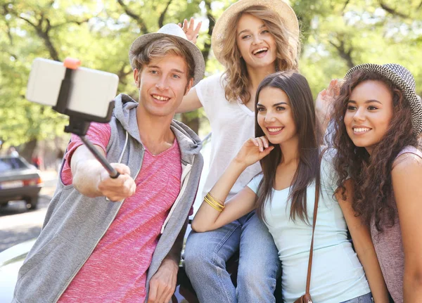 Amigos felizes tomando selfie na rua — Fotografia de Stock