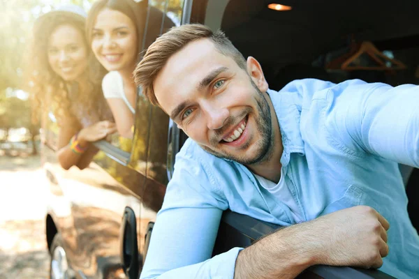 Happy friends taking selfie from car — Stock Photo, Image