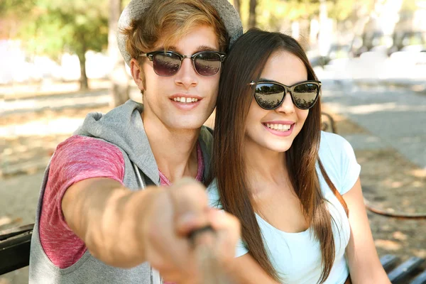 Casal feliz tomando selfie na rua — Fotografia de Stock