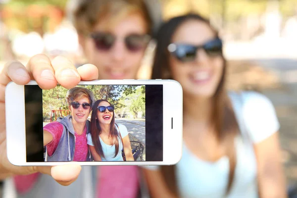 Šťastný pár pořizování selfie na ulici — Stock fotografie