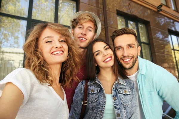 Happy přátelé při selfie na ulici — Stock fotografie