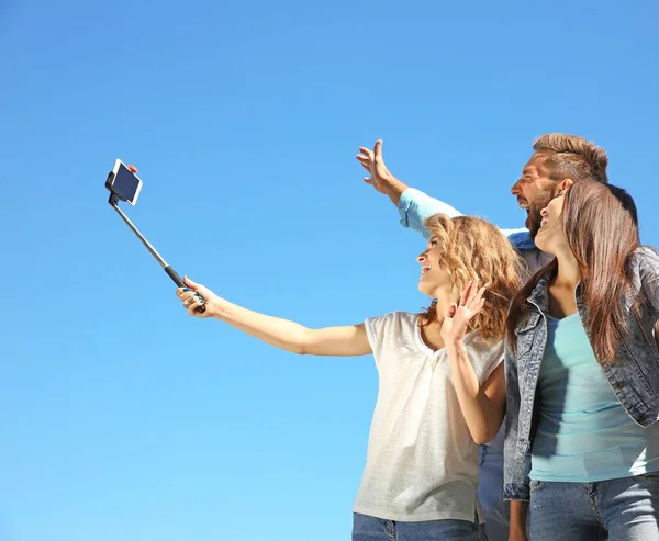 Gelukkige vrienden nemen selfie op straat — Stockfoto