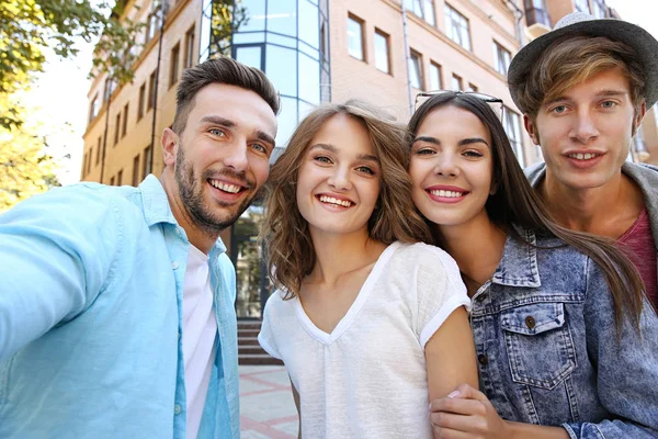 Glada vänner som tar selfie på gatan — Stockfoto