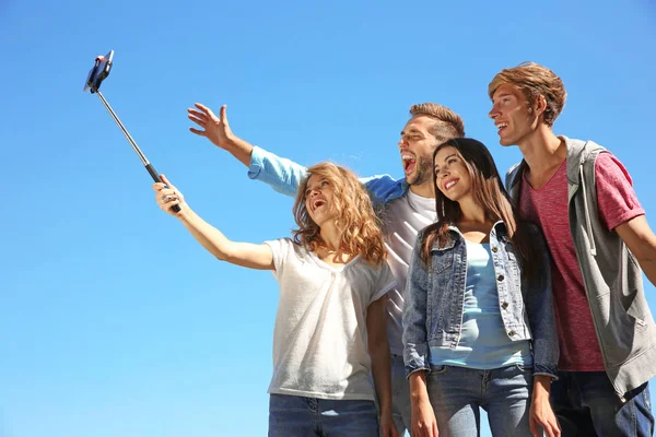 Amigos felizes tomando selfie na rua — Fotografia de Stock