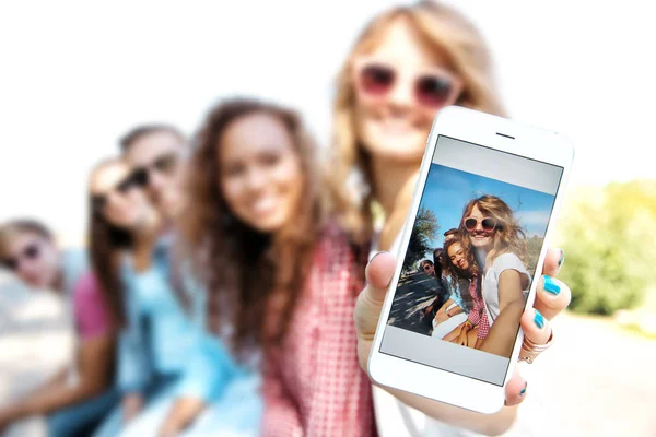 Amigos felices tomando selfie en la calle —  Fotos de Stock