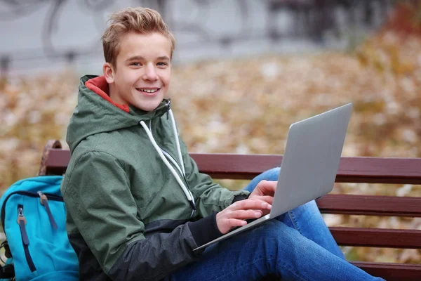 Adolescente com laptop sentado — Fotografia de Stock