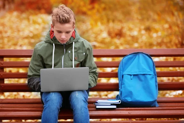 Dospívající s notebookem sedět — Stock fotografie