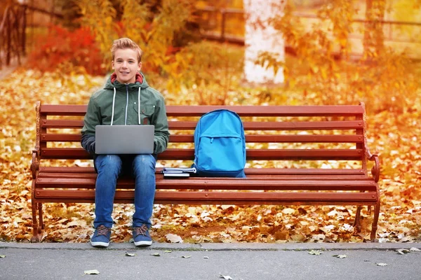 Adolescente con portátil sentado — Foto de Stock