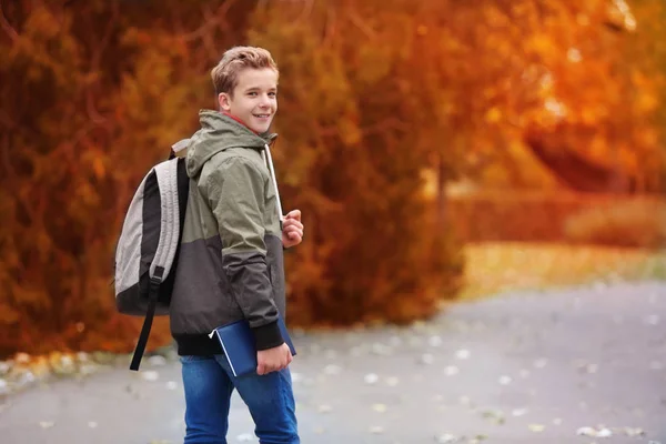 Wesoły nastolatek spaceru w parku jesień — Zdjęcie stockowe