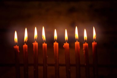 Yedi Kollu Şamdan mumlar için Hanukkah ile