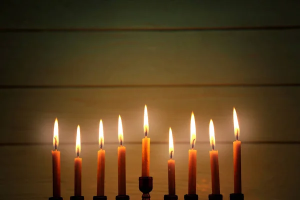 Menorah met kaarsen voor Chanoeka — Stockfoto