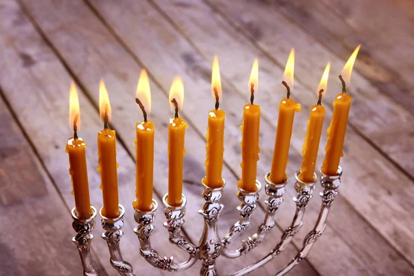 Menorah met kaarsen voor Chanoeka — Stockfoto