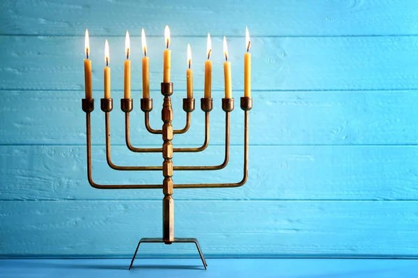 Menorah met kaarsen voor Chanoeka — Stockfoto