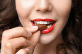 Mädchen isst Schokolade, Nahaufnahme