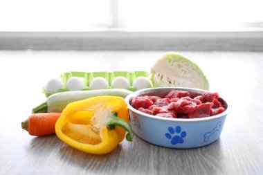 Kâsede organik köpek maması