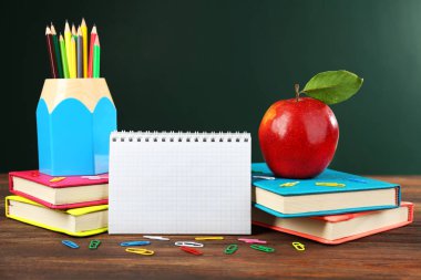 Apple, kitaplar ve aksesuarları ile okul kavramı geri